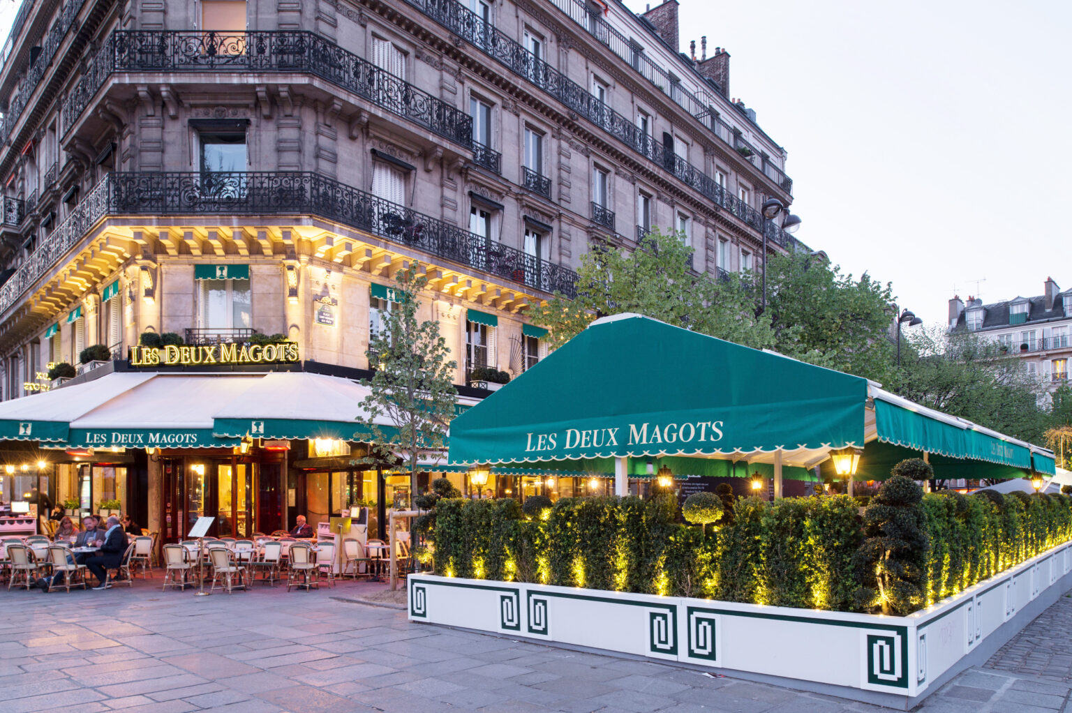 Aux deux. Les deux magots Париж. В кафе дё Маго. Париж кафе la Terrasse. Кафе два Маго в Париже.